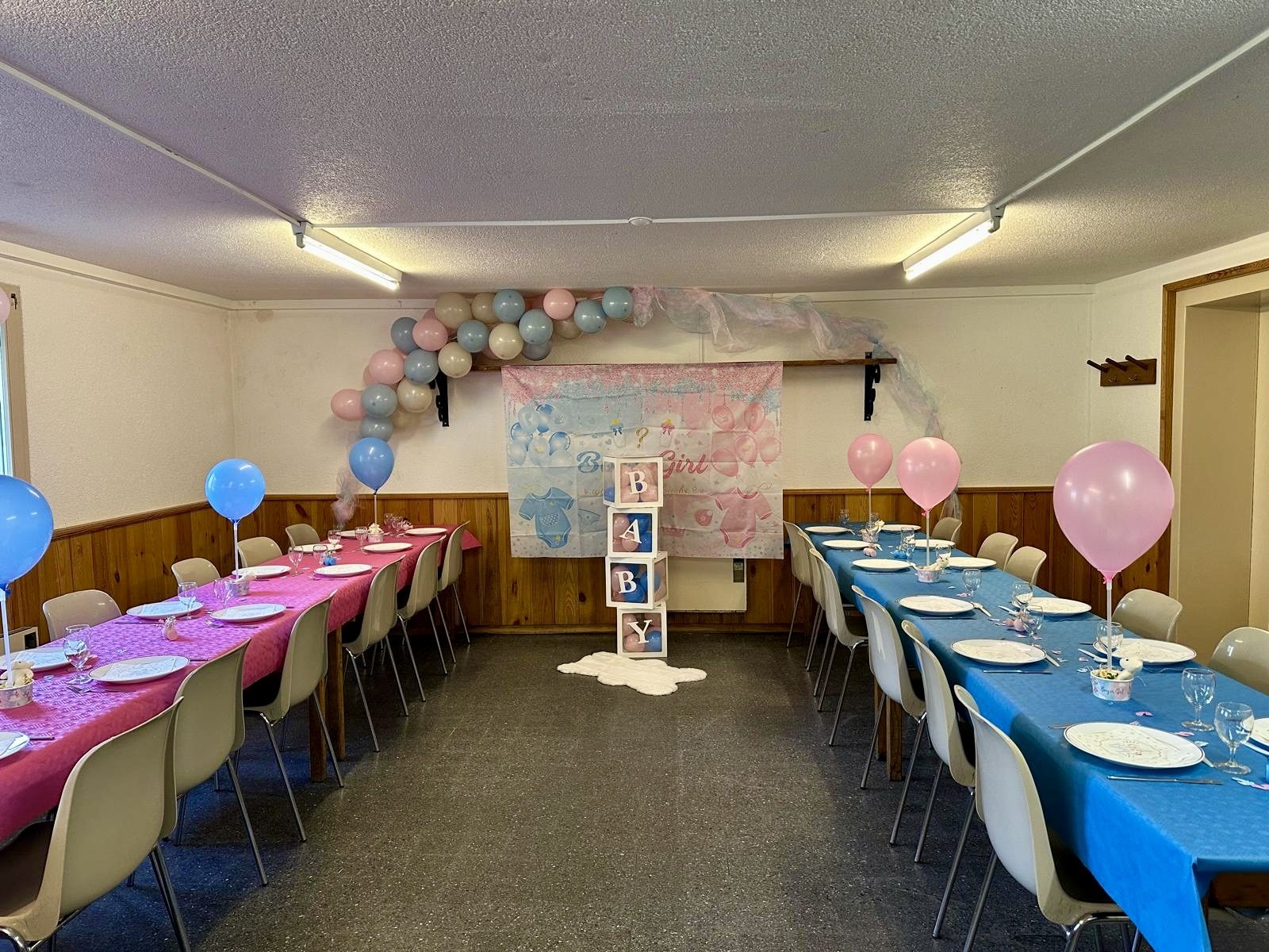 Salle de la buvette aménagée pour une fête