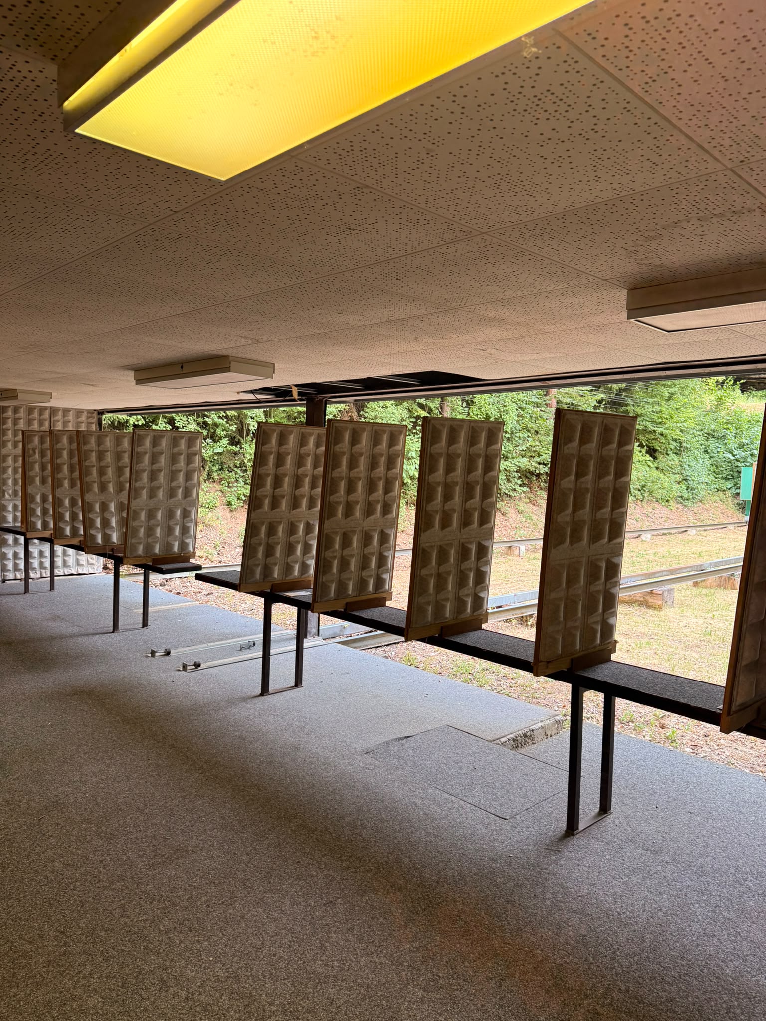 Stand de tir pistolet avec chariots sur rails